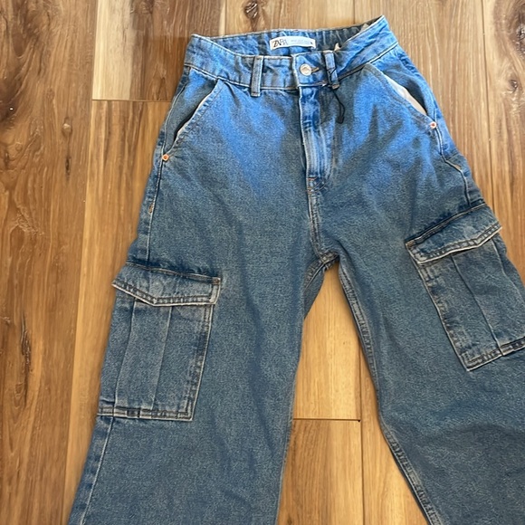 Zara dark wash cargo jeans - Picture 3 of 4